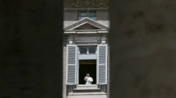 Sonntag des Guten Hirten: Papst Franziskus spendet nach dem Gebet des Regina Coeli den Segen über einen leeren Petersplatz am 3. Mai 2020, dem vierten Sonntag der Osterzeit.  / Daniel Ibanez / CNA Deutsch