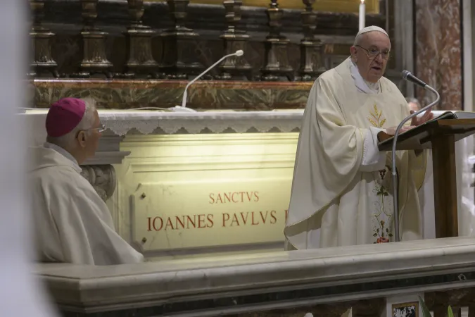 Papst Franziksus predigt am 18. Mai 2020 vor dem Altar, unter dem sich der Sarkophag von Papst St. Johannes Paul II. im Petersdom befindet.