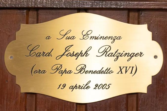 Gedenkplakette für Papst Benedikt XVI. in der Cantina Tirolese