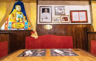 Ein Papst Benedikt XVI. gewidmeter Tisch in der Cantina Tirolese / Daniel Ibáñez / CNA