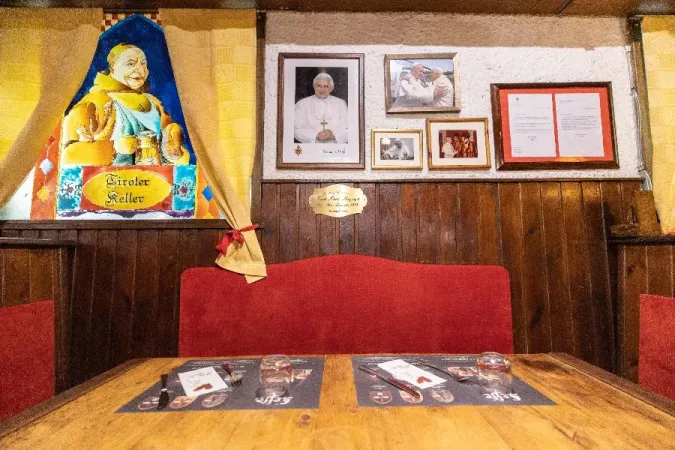 Ein Papst Benedikt XVI. gewidmeter Tisch in der Cantina Tirolese