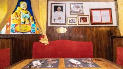 Ein Papst Benedikt XVI. gewidmeter Tisch in der Cantina Tirolese / Daniel Ibáñez / CNA