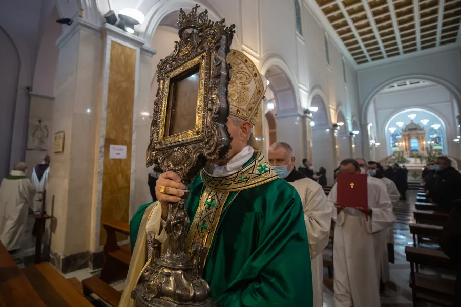 Prozession in Manoppello: Erzbischof Georg Gänswein mit dem Volto Santo am 17. Januar 2021