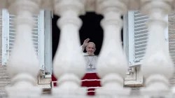 Papst Franziskus grüßt die Pilger und Besucher auf dem Petersplatz am 2. Mai 2021. / Daniel Ibanez / CNA Deutsch 