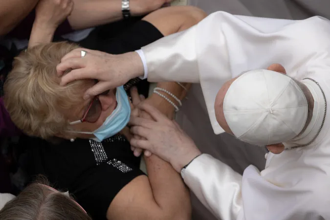 Papst Franziskus segnet eine Frau bei der Generalaudienz am 2. Juni 2021