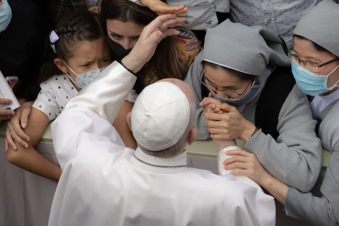 Papst Franziskus begrüßt Ordensfrauen bei der Generalaudienz am 2. Juni 2021. 