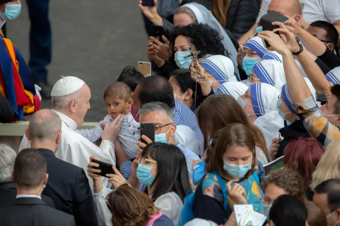 Papst Franziskus mit Pilgern im Damasushof des Vatikans bei der Generalaudienz am 2. Juni 2021