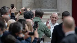 Papst Franziskus begrüßt Pilger und Besucher der Generalaudienz im Vatikan am 9. Juni 2021 / Daniel Ibanez / CNA Deutsch 