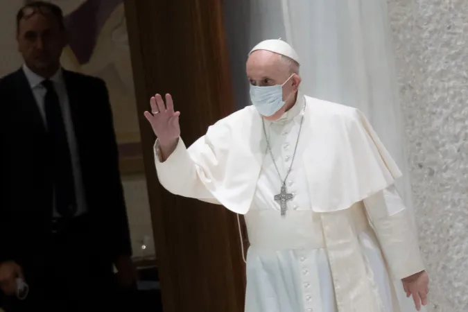 Papst Franziskus begrüßt Besucher der Generalaudienz im Vatikan am 4. August 2021. 