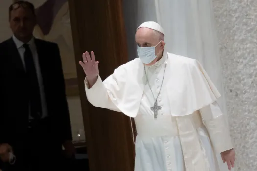 Papst Franziskus begrüßt Besucher der Generalaudienz im Vatikan am 4. August 2021.  / Daniel Ibáñez / ​CNA Deutsch