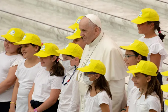 Bitte lächeln: Papst Franziskus mit einer Gruppe Besucher am 4. August 2021