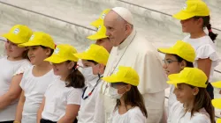 Bitte lächeln: Papst Franziskus mit einer Gruppe Besucher am 4. August 2021 / Daniel Ibáñez / ​CNA Deutsch