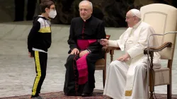 Papst Franziskus begrüßt einen Jungen auf der Bühne der Audienzhalle im Vatikan bei der Generalaudienz am 20. Oktober 2021. / Daniel Ibáñez / ​CNA Deutsch 