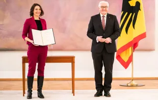 Anne Spiegel (Bündnis 90/Die Grünen) ist seit dem 9. Dezember 2021 die neue Bundesministerin für Familie, Senioren, Frauen und Jugend. Hier zu sehen bei der Übergabe der Ernennungsurkunde mit Bundespräsident Frank-Walter Steinmeier (SPD). / Bundesregierung / Kugler