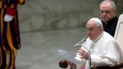 Papst Franziskus spricht bei der Generalaudienz im Vatikan am 29. Dezember 2021 / Daniel Ibáñez / CNA Deutsch 