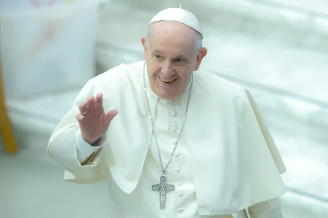 Papst Franziskus begrüßt Besucher im Vatikan am 26. Januar 2022