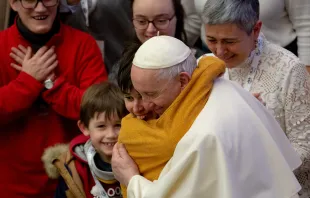 Papst Franziskus mit Kindern bei der Generalaudienz am 6. Februar 2022. / Daniel Ibáñez / ​CNA Deutsch