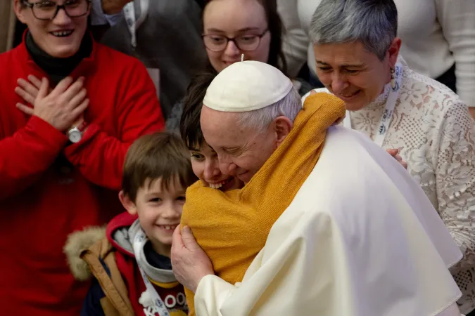 Papst Franziskus mit Kindern bei der Generalaudienz am 6. Februar 2022.