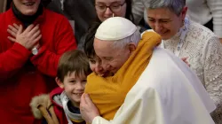 Papst Franziskus mit Kindern bei der Generalaudienz am 6. Februar 2022. / Daniel Ibáñez / ​CNA Deutsch