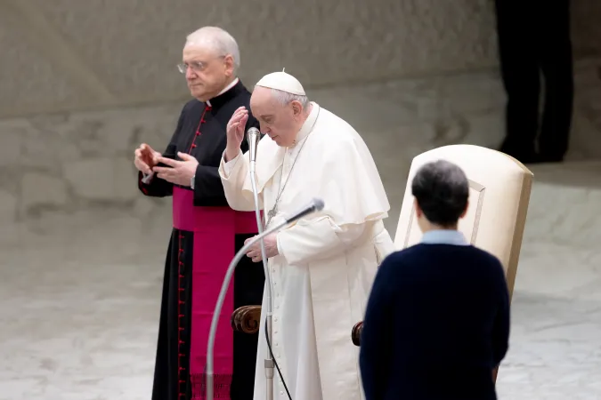 Papst Franziskus betet bei der Generalaudienz mit den Gläubigen.