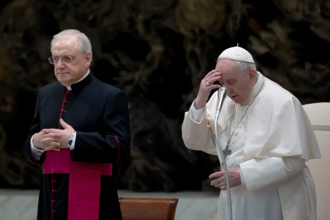 Papst Franziskus betet bei der Generalaudienz