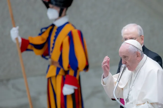 Papst Franziskus bei der Generalaudienz am 2. März 2022.