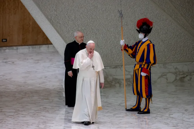Papst Franziskus betritt die Audienzhalle im Vatikan.