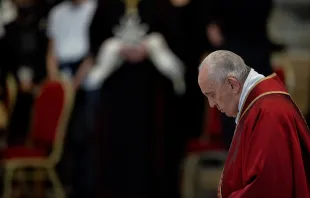 Papst Franziskus bei der Karfreitagsliturgie im Petersdom, am 15. April 2022. / CNA Deutsch / Daniel Ibanez