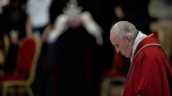 Papst Franziskus bei der Karfreitagsliturgie im Petersdom, am 15. April 2022. / CNA Deutsch / Daniel Ibanez