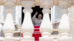 Papst Franziskus winkt Pilgern und Besuchern auf dem Petersplatz zum Gebet des Regina Coeli am Ostermontag, 18. April 2022 / Daniel Ibáñez / CNA Deutsch 