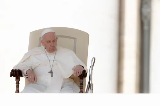 Papst Franziskus bei der Generalaudienz am 18. Mai 2022. / Daniel Ibañez / CNA Deutsch