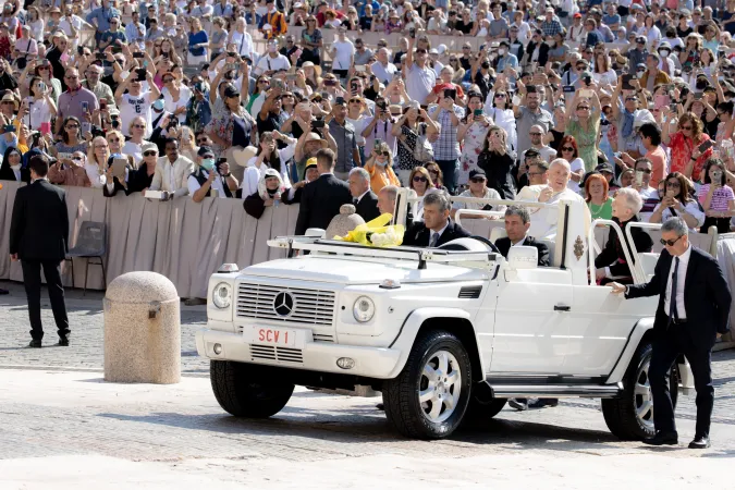 Papst Franziskus fährt mit dem Papamobil vor der Generalaudienz auf dem Petersplatz vorbei an der jubelnden Menge.