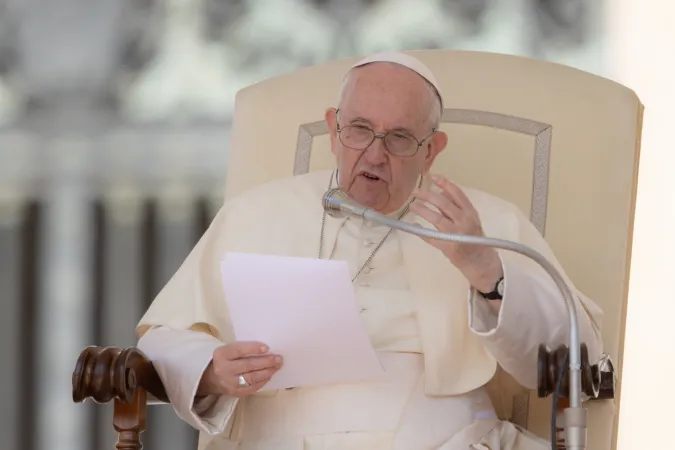 Papst Franziskus bei seiner Katechese auf dem Petersplatz am 25. Mai 2022.