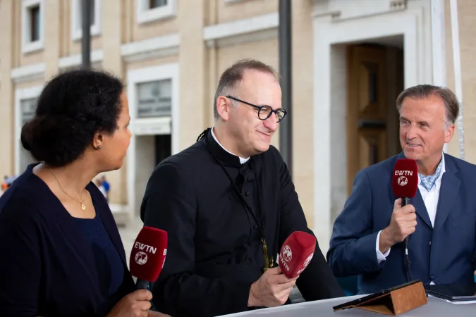 Der katholische Fernsehsender EWTN.TV bei einer Live-Sendung rund um das Weltfamilientreffen 2022 in Rom. v.l.n.r.: Anna Diouf, Pater Martin Wolf OMI und Martin Rothweiler.
