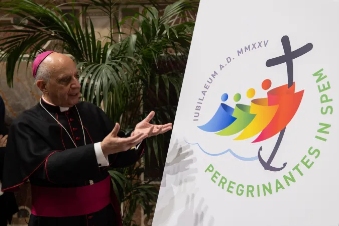 Bischof Rino Fisichella präsentiert das Logo für das Jubiläumsjahr 2025, das unter dem Motto "Pilger der Hoffnung" steht.