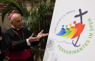 Bischof Rino Fisichella präsentiert das Logo für das Jubiläumsjahr 2025, das unter dem Motto "Pilger der Hoffnung" steht. / Daniel Ibáñez / CNA Deutsch