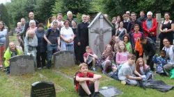 Pilger versammeln sich um Chestertons Grab in Beaconsfield während der Pilgerfahrt am 25. Juli 2020 | / Foto mit freundlicher Genehmigung der Katholischen GKC-Gesellschaft