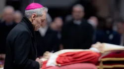 Erzbischof Georg Gänswein vor den sterblichen Überresten von Papst Benedikt XVI., 2. Januar 2023 / Daniel Ibáñez / CNA Deutsch