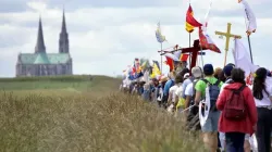 Pilger nähern sich der Kathedrale von Chartres am Ende der jährlichen Pfingstwallfahrt, 6. Juni 2022 / Edward Pentin / National Catholic Register