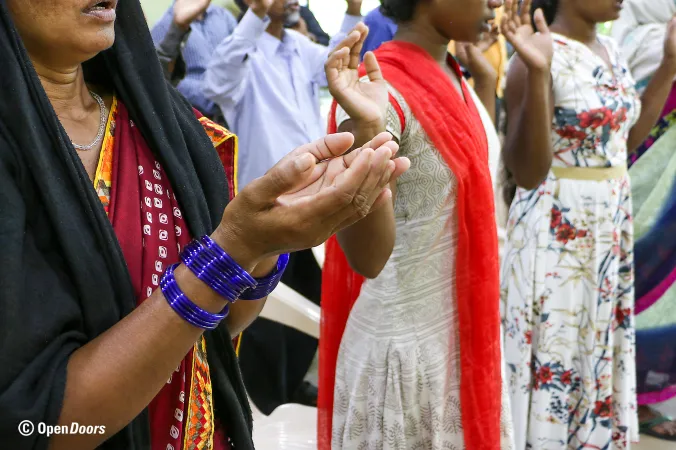 Christen in Indien während eines Gottesdienstes.