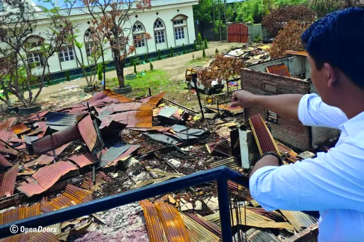 Ein christlicher Leiter blickt auf die Trümmer seiner Kirche in Manipur, die bei Ausschreitungen im Mai 2023 zerstört wurde. / Open Doors