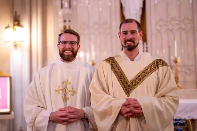 „Es war Gottes Wille”: Wie der Glaube einer Mutter und eine Jugendgruppe zwei Brüder zum Priestertum führten