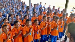 Schüler an der Sekundarschule Unserer Lieben Frau von Fatima in Railaco singen die Nationalhymne. / Michael Musgrave / mit freundlicher Genehmigung