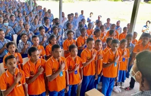 Schüler an der Sekundarschule Unserer Lieben Frau von Fatima in Railaco singen die Nationalhymne. / Michael Musgrave / mit freundlicher Genehmigung