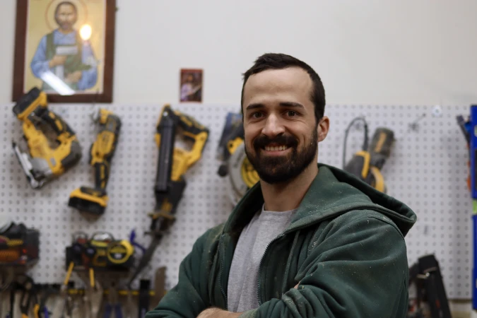 John Hayden in seiner Werkstatt in Montana. Im Hintergrund: Werkzeuge und eine Ikone des heiligen Josef – seines Vorbilds im Handwerk und Glauben.