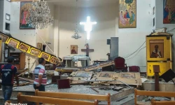 Am 22. Juni kam es in der St.-Elias-Kirche im Stadtviertel Dweila der Hauptstadt Damaskus zu einem Selbstmordanschlag. Dabei wurden während der Abendmesse 22 Gottesdienstbesucher getötet und über 50 verletzt. Es war der erste große Terroranschlag gegen Christen seit dem Sturz des Assad-Regimes Anfang Dezember 2024. / Open Doors