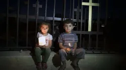 Aus dem Irak geflohene Kinder sitzen neben einer Marienstatute. Die beiden jungen Christen kommen aus Mosul, einer früher christlich geprägten, die vom Islamischen Staat "ethnisch gesäubert" wurde.  / Christiaan Triebert via Flickr (CC BY 2.0)
