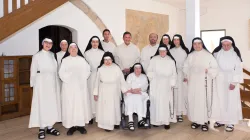 Ordensmeister Pater Gerard Timoner OP inmitten der Dominikanerinnen.  / Bistum Regensburg