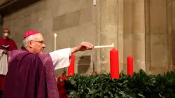 Bischof Rudolf Voderholzer entzündet den Adventskranz am 27. November 2021 im Dom zu Regensburg. / Christian Beirowski / Bistum Regensburg