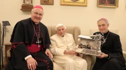 Gruppenbild mit Krippe: Bischof Rudolf Voderholzer, Papst emeritus Benedikt XVI. und Erzbischof Georg Gänswein (v.l.) am 8. Dezember 2021.
 / Bistum Regensburg